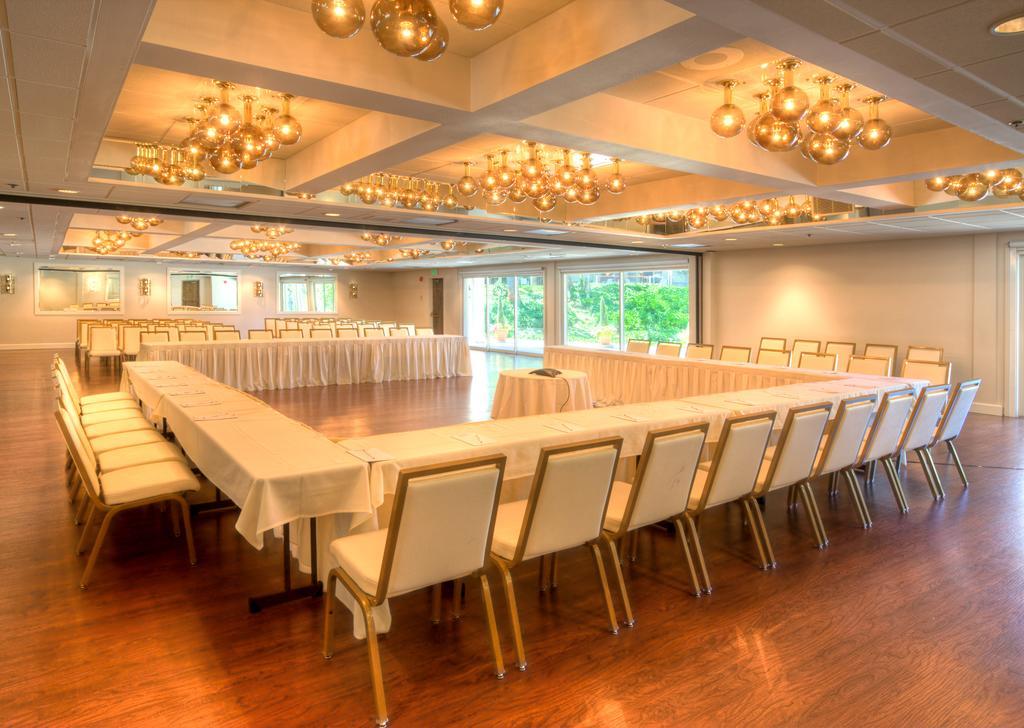 Ashland Hills Hotel & Suites Buitenkant foto