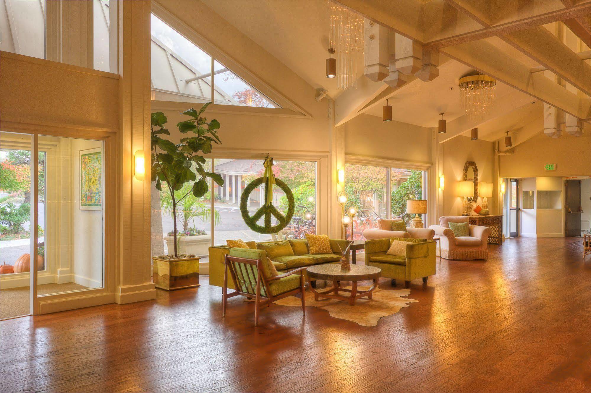 Ashland Hills Hotel & Suites Buitenkant foto
