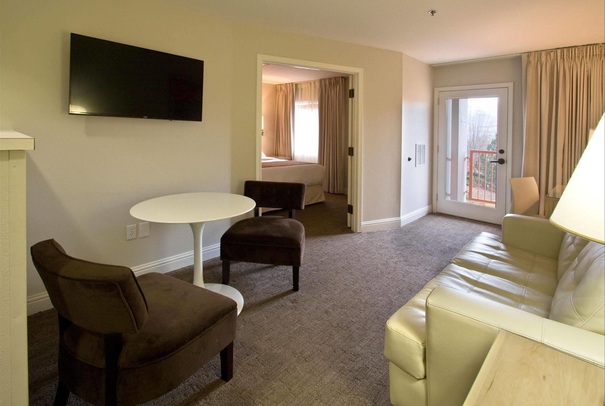 Ashland Hills Hotel & Suites Buitenkant foto