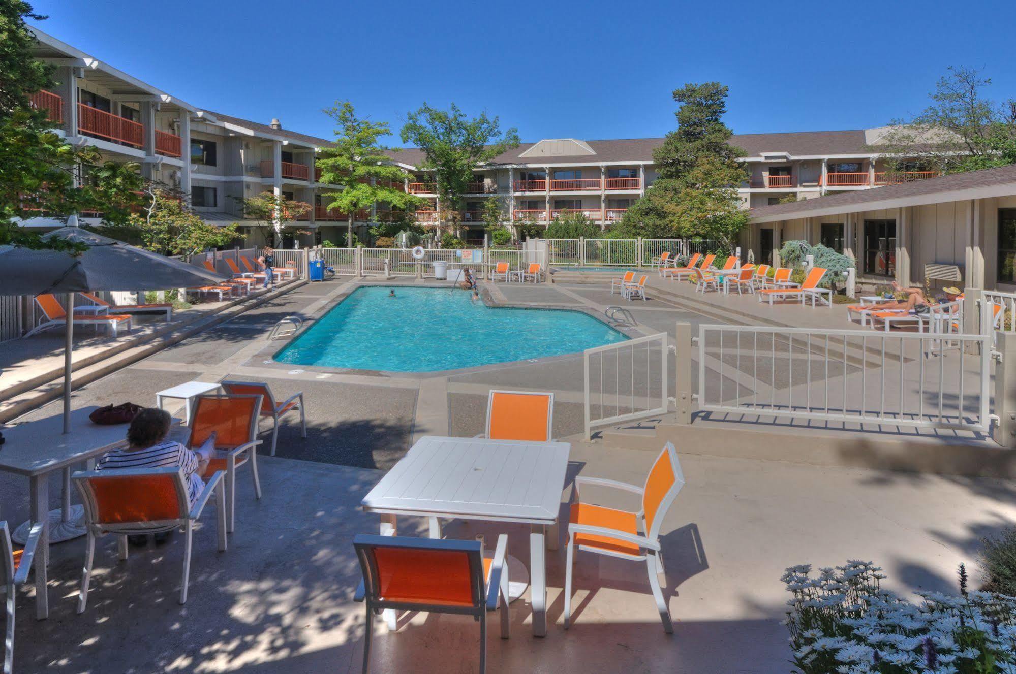 Ashland Hills Hotel & Suites Buitenkant foto